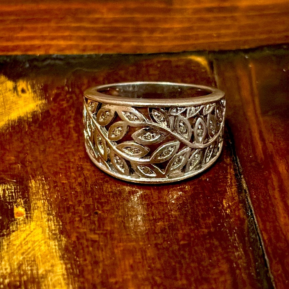 Silver (925) leaf ring with faux diamond chips.